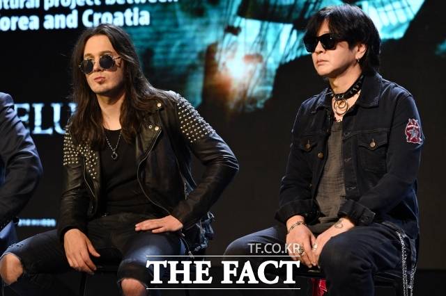 2025년 늦가을, 그들의 이름으로 완성되는 대규모 전국투어 'YB REMASTERED 3.0 : TRANS•cedent'가 펼쳐진다. 사진은 그룹 YB 윤도현(오른쪽)이 서울 마포구 홍대 롤링홀에서 열린 한국-크로아티아 대중문화 교류 프로젝트 'ODYSSEY' 기자간담회에서 취재진의 질문을 듣고 있다. /더팩트 DB