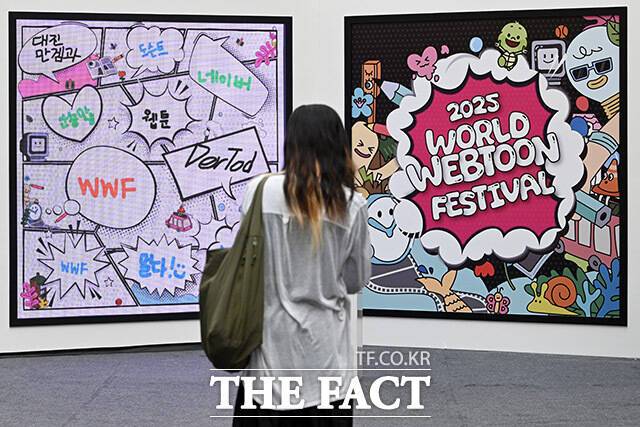 '2025 월드 웹툰 페스티벌'이 20일 오후 서울 송파구 롯데월드 아이스링크에서 열린 가운데 관람객들이 전시를 관람하고 있다. /남용희 기자