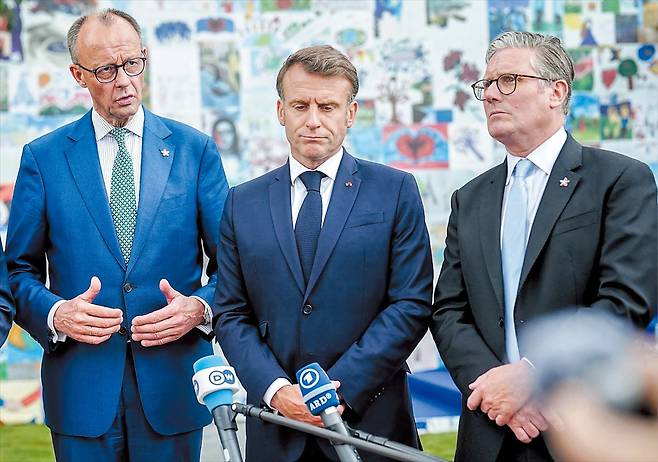 프리드리히 메르츠(왼쪽부터) 독일 총리, 에마뉘엘 마크롱 프랑스 대통령, 키어 스타머 영국 총리가 지난 5월 기자회견을 하고 있다. 독일, 프랑스, 영국은 저성장과 나랏빚, 포퓰리즘 부상 등으로 어려움을 겪고 있다. /게티이미지코리아