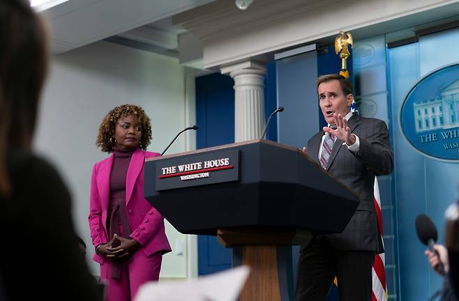 존 커비(오른쪽) 백악관 국가안보회의(NSC) 전략소통조정관이 지난해 10월 백악관 브리핑룸에서 커린 잔피에어 당시 대변인이 지켜보고 있는 가운데 기자단에 브리핑하고 있다. /AP 연합뉴스