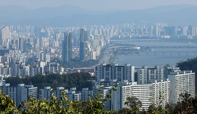19일 서울 중구 남산에서 바라본 아파트 단지. /뉴스1