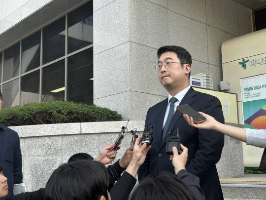 20일 피해자 측 변호인이 대전지법 후문에서 명재완(48) 씨의 무기징역 선고와 관련 기자들 질문에 답하고 있다. 유혜인 기자