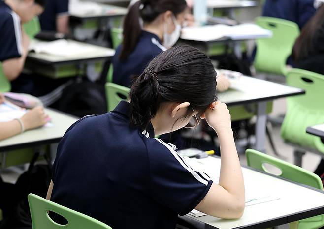 2026학년도 대학수학능력시험 9월 모의평가가 치러진 3일 오전 대구 중구 경북여자고등학교에서 3학년 학생들이 막바지 시험공부를 하고 있다. 2025.9.3 뉴스1