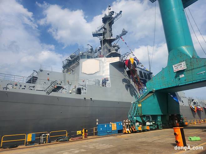 지난달 17일, 다산정약용함은 폭죽을 터뜨리며 힘찬 뱃고동 소리를 울리며 진수식을 마쳤다. 최재호 기자 cjh1225@donga.com