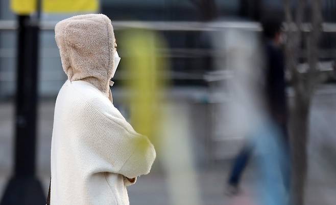 추위가 이어지고 있는 19일 오전 서울 종로구 광화문네거리 인근에서 외투를 입은 시민들이 이동하고 있다. 2022.10.19. 서울=뉴시스