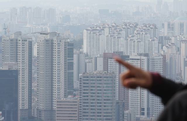 서울 남산에서 바라본 아파트 단지. [연합뉴스 제공]
