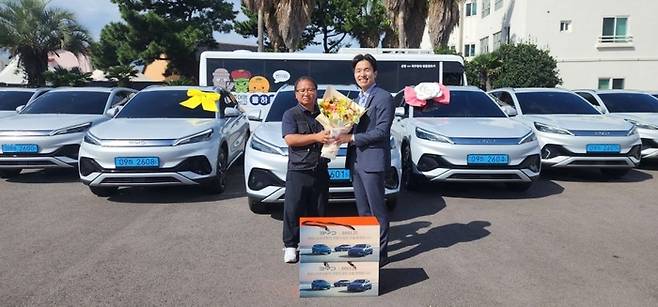 황대갑 하모니오토모빌 대표(오른쪽)가 제주현대렌터카 관계자에게 아토 3를 전달하고 있다.