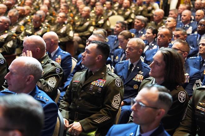 지난달 30일(현지 시간) 미국 버지니아주 콴티코의 해병기지에서 군 고위급 장성들이 도널드 트럼프 대통령의 연설을 듣고 있다. AP·뉴시스