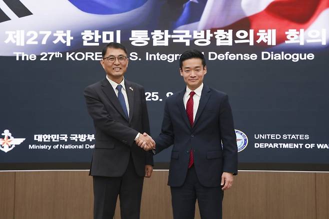윤봉희 국방정책실장 대리와 존 노 미 국방부 동아시아부차관보가 지난달 24일 서울에서 열린 제27차 한미 통합국방협의체 회의에서 악수를 하고 있다. 국방부 제공
