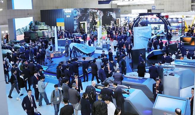 20일 경기도 고양시 킨텍스에서 열린 서울 국제 항공우주 및 방위산업 전시회(ADEX) 개막식에서 관람객들이 첨단 무기들을 둘러보고 있다. 연합뉴스