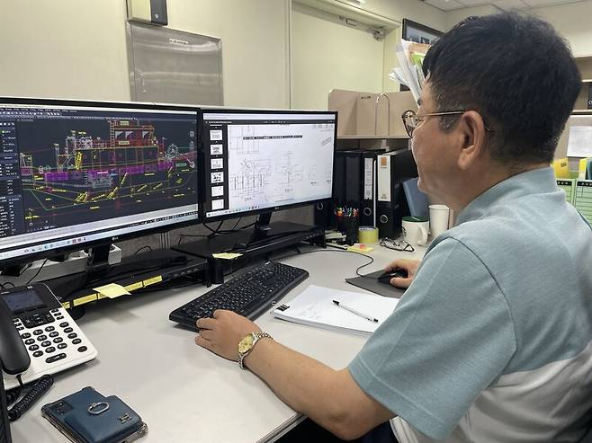 지난 8월22일 케이알엔지니어링의 시니어 직원 박준흠씨가 컴퓨터에 설계 도면을 띄워놓고 업무를 하고 있다. 황보연 기자