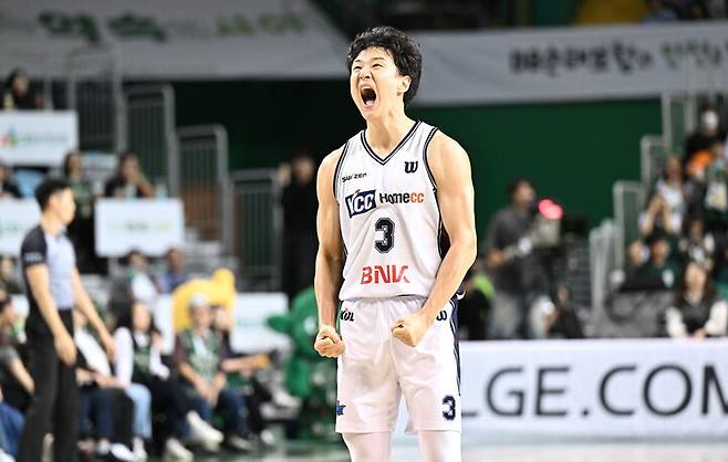 지난 16일 경기에서 ‘종료 7.7초 전 역전 3점슛’에 성공하며 명장면을 만든 뒤 포효하는 허웅. 한국농구연맹 제공