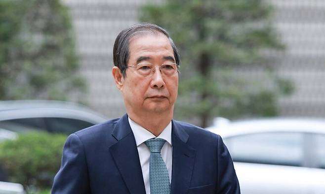 내란 우두머리 방조 혐의를 받는 한덕수 전 국무총리가 20일 서초구 서울중앙지방법원에서 열린 내란 우두머리 방조 및 위증 등 혐의 사건 재판에 출석하고 있다. 연합뉴스.