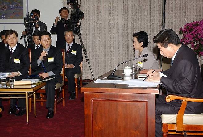 노무현 대통령이 2003년 3월9일 정부종합청사에서 열린 전국평검사들과의 대화에서 서울지검 허상구 검사의 질문을 메모하고 있다. 연합뉴스