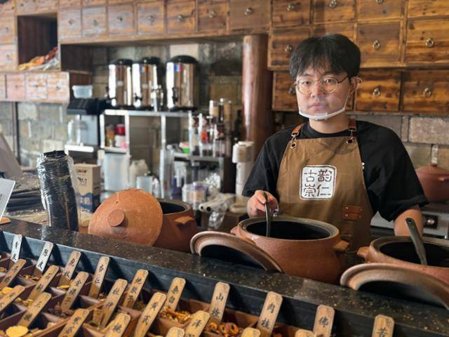한약재를 이용한 밀크티 카페를 창업한 청년 창업가 가오링쉬가 지난달 26일 푸젠성 난핑시 자신의 카페에서 밀크티를 만들고 있다. 난핑=이혜미 특파원