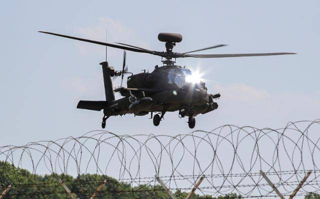 2023년 5월 육군 수도방위사령부가 북한 무인기 침투 대비 합동 방공훈련을 실시한 가운데 아파치 헬기가 경기 고양시 수색비행장 인근에서 기동 훈련을 하고 있다. 정부는 2021년 수색비행장 인근 서울 은평구 수색14구역에 아파트 944호를 공급하겠다고 밝혔지만 비행장 고도제한 규제에 막혀 진척이 없다. 뉴스1