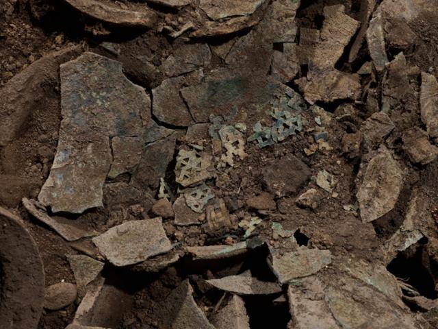 경주 황남동 1호 목곽묘에서 발견된 금동관의 출토 당시 모습. 신라문화유산연구원 제공