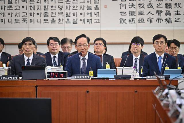 김대웅 서울고등법원 법원장이 20일 국회에서 열린 법제사법위원회 국정감사에서 의원 질의에 답하고 있다. 정다빈 기자