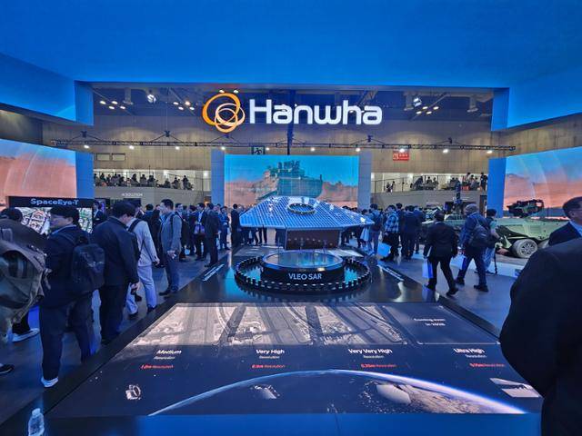 20일 경기 고양시 킨텍스에서 열린 'ADEX 2025' 한화 통합관에 한화시스템의 VLEO UHR SAR 위성 시제품이 전시돼 있다. 김경준 기자