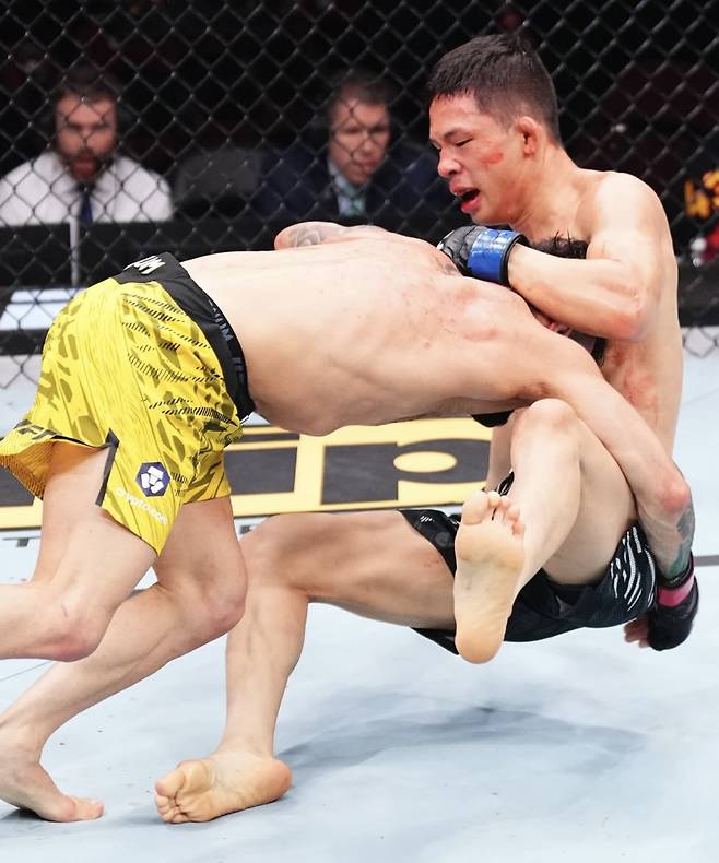 박현성이 브루노 실바에게 테이크다운 당하는 모습. 사진=UFC 코리아 SNS