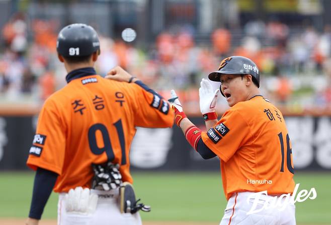 하주석이 지난 18일 플레이오프 1차전에서 출루한 뒤 더그아웃을 향해 세리머니를 하고 있다. 사진=한화 이글스