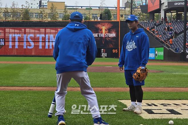 18일 경기 전 손주인 수비코치에게 조언을 듣고 있는 삼성 양우현. 대전=윤승재 기자