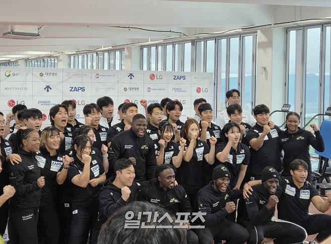 대한민국 봅슬레이, 스켈레톤 대표팀과 자메이카 대표팀 선수단이 합동 훈련을 마친 뒤 기념 촬영을 하고 있다. 평창=김우중 기자