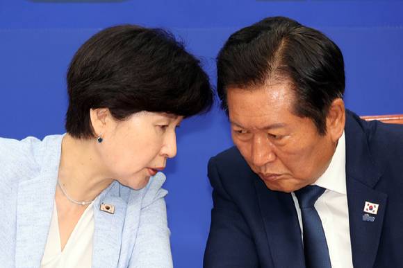 12일 서울 여의도 국회에서 열린 더불어민주당 국민중심 사법개혁특별위원회 출범식 및 1차 회의에서 특위 위원장을 맡은 백혜련 의원이 정청래 대표와 대화하고 있다. 2025.8.12 [사진=연합뉴스]