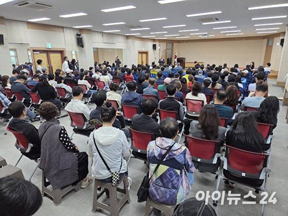 광주 신창2차 부영아파트 '분양가 부당이득 반환 소송'설명회에 참석한 주민들 모습이다. [사진=한봉수 기자]
