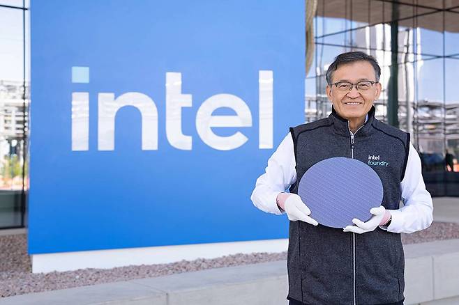 립부 탄 인텔 최고경영자가 첫 출하된 18A 공정 웨이퍼를 들고 있다 / 출처=인텔