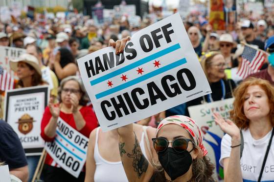 군 투입을 앞둔 시카고에선 ‘손을 떼라’는 구호가 내걸렸다. [연합뉴스]