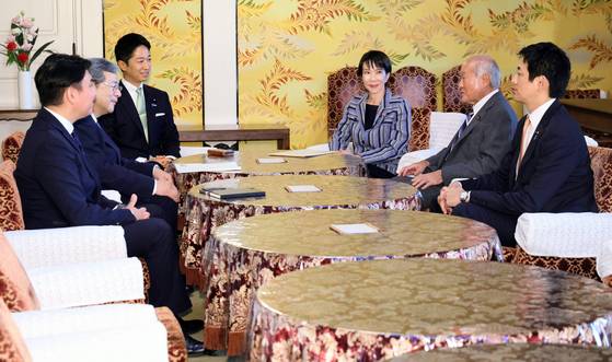 다카이치 사나에 일본 집권 자민당 총재(오른쪽 셋째)가 지난 17일 도쿄 국회에서 후지타 후미타케 일본유신회 공동대표(왼쪽 셋째)와 연립정권을 위한 정책협의를 했다. 이날 협의에는 자민당에서 고바야시 다카유키 정조회장, 스즈키 슌이치 간사장(오른쪽부터)이 배석했다. [EPA=연합뉴스]