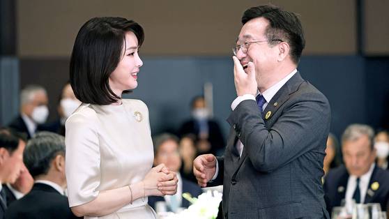 김건희 여사가 2022년 5월 10일 오후 서울 중구 신라호텔에서 열린 외빈 초청만찬에서 당시 윤호중 더불어민주당 비상대책위원장과 환담하고 있다. 연합뉴스