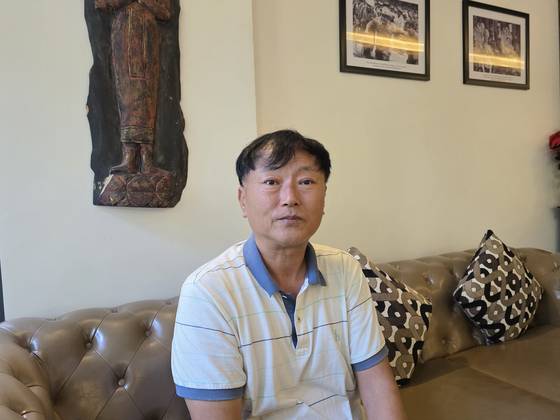 보코산에서 딸기 농사를 짓는 장지용(56)씨가 지난 17일 프놈펜 시내에서 중앙일보와 인터뷰를 가졌다. 그는 지난 16일 자정을 기해 발령된 여행금지령으로 갑자기 귀가하지 못하고 있다. 이영근 기자