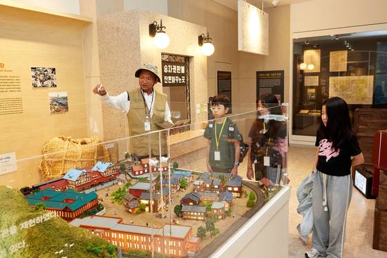 기차 표지판, 예전 용산역의 모습과 철도 학교 등을 볼 수 있는 모형과 지도를 보며 철도 교통의 중심이 된 용산에 대해 살펴봤다.