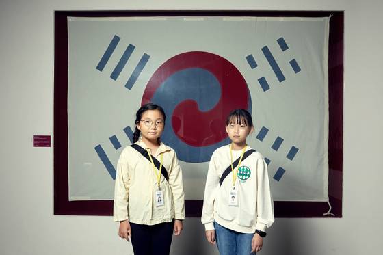 대한민국역사박물관 광복 80주년 전시 '태극기 함께 해온 나날들'을 찾은 장이안(왼쪽)·원지민 학생기자가 우리 역사 속에서 태극기가 함께했던 140여 년의 순간들을 살폈다.