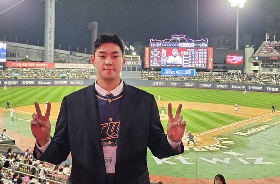 최근 수원에서 만난 KT 신인 투수 정현우. 팔꿈치 수술을 받아 1년 늦게 데뷔하는 만큼 프로 유니폼을 입는 각오가 남다르다. 고봉준 기자