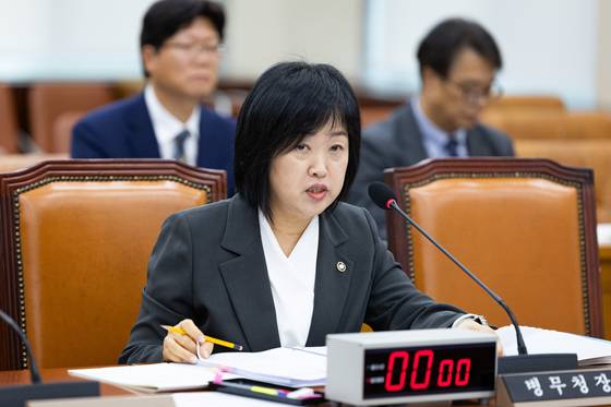 홍소영 병무청장이 20일 서울 여의도 국회에서 열린 국방위원회의 병무청 등에 대한 국정감사에서 의원 질의에 답하고 있다. 뉴스1