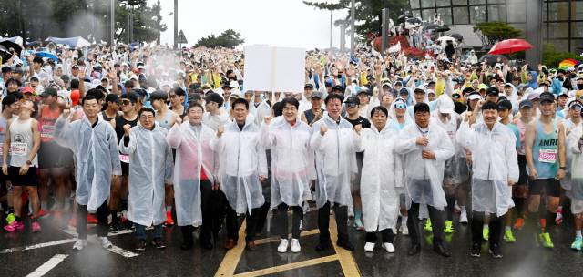 ▲ ‘2025 경포마라톤대회’가 18일 경포해변 일원에서 1만2000여명이 참가한 가운데 열려 내빈들이 참가자들과 함께 완주를 다짐하는 구호를 외치고 있다.  김정호 기자
