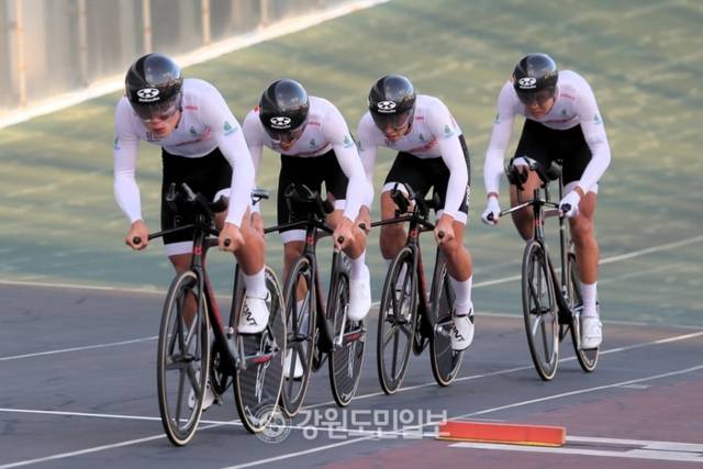 ▲ 양양고 선수단이 20일 부산 스포원파크 사이드룸에서 열린 경북 선발과 제106회 전국체육대회 사이클 남자18세이하부 4km단체추발 1-2위 결정전에서 역주하고 있다. 한규빈 기자