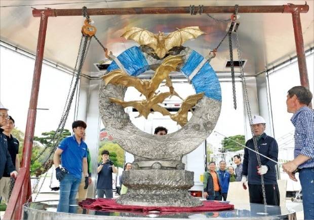 순금 황금박쥐상 야외전시/사진=연합뉴스