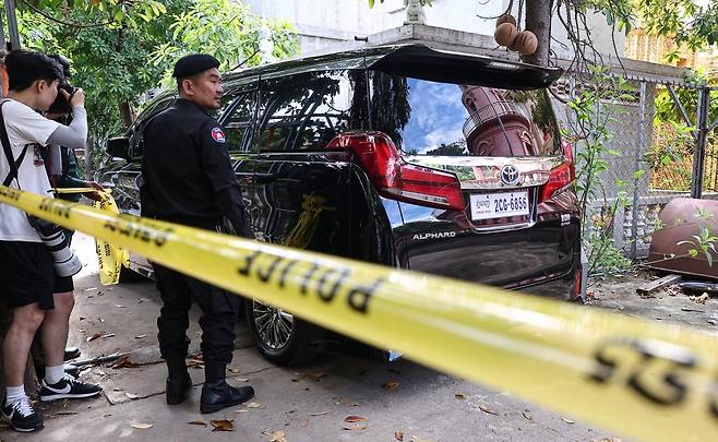 국립과학수사연구원 부검의, 담당 수사관 등이 탑승한 차량이 20일(현지시간) 캄보디아 프놈펜 턱틀라사원에서 지난 8월 보코산 지역의 온라인스캠범죄단지에 감금돼 고문 끝에 숨진 대학생 박모씨의 시신을 부검하기 위해 안치실로 들어서고 있다./사진=뉴스1