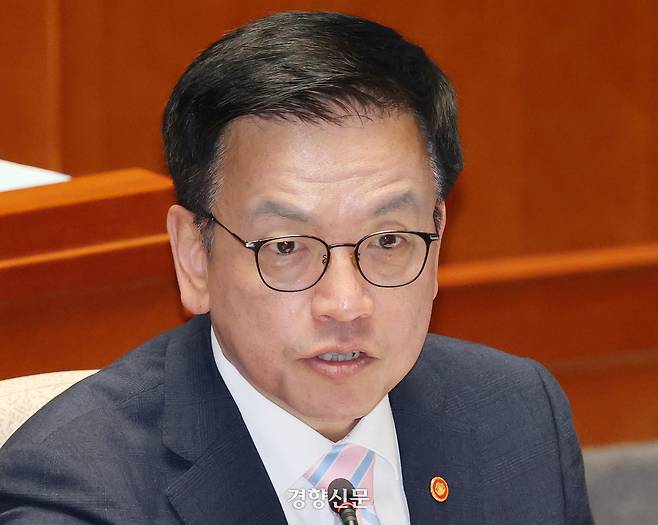 최상목 전 부총리 겸 기획재정부장관이 지난 4월 국회에서 열린 예산결산특별위원회 전체회의에서 의원질의에 답하고 있다. 박민규 선임기자