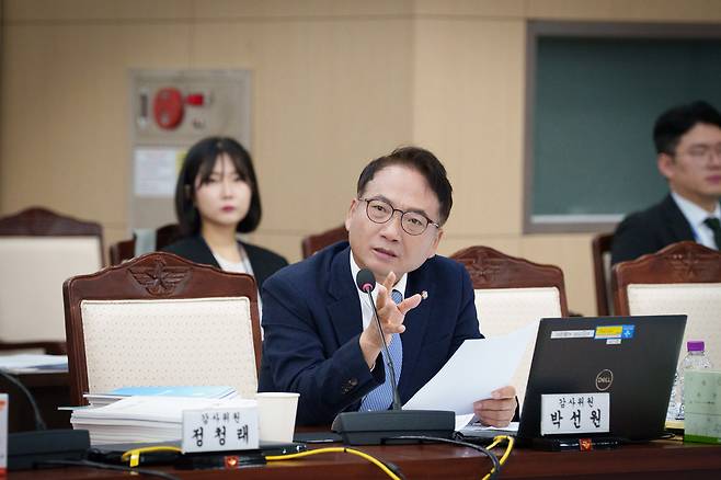 국회 국방위원회 소속 박선원 더불어민주당 의원이 지난 13일 국방부 국정감사에서 질의하고 있다. 박 의원실 제공