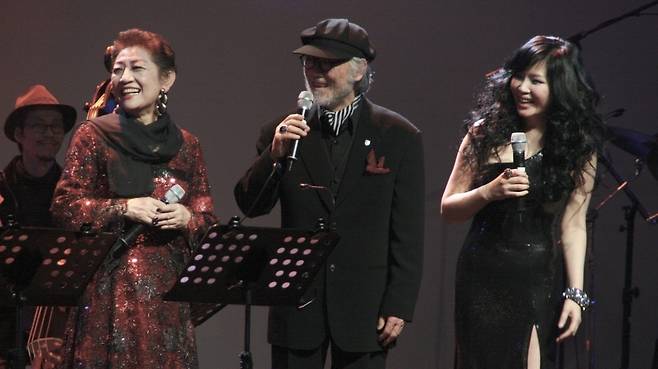 재즈가수 박성연이 김준(가운데), 웅산 등과 무대 위에서 공연하고 있다. 디스테이션 제공