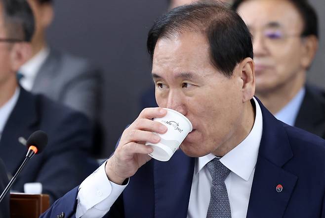 김동섭 한국석유공사 사장이 20일 강원 정선군 강원랜드에서 열린 국회 산업통상자원중소벤처기업위원회 국감에서 물을 마시고 있다. 연합뉴스