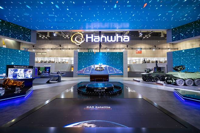 일산 킨텍스에서 열린 ADEX 2025 한화 부스에 전시된 한화시스템의 VLEO UHR SAR 위성 실물 모형. 한화시스템 제공