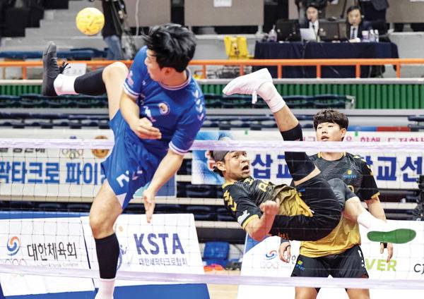 20일 사직체육관에서 열린 제106회 전국체전 세팍타크로 남자 일반부 결승에서 부산환경공단 김동진(오른쪽)이 경남체육회 수비를 피해 공격하고 있다.  전민철 기자 jmc@kookje.co.kr