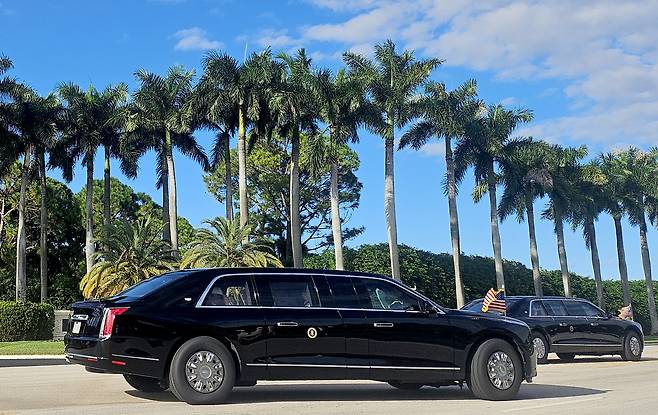 U.S. President Donald Trump exits Trump International Golf Club in West Palm Beach, Florida, on Oct. 18 after finishing a round with top Korean conglomerate chiefs. [YONHAP]
