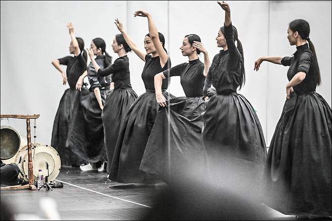 The Seoul Metropolitan Dance Theatre company performs Korea's traditional Gyobang dance during a scene from its upcoming show “Mimesis” at Sejong Center for the Performing Arts’ rehearsal hall in Jongno District, central Seoul, on Monday. [SEJONG CENTER FOR THE PERFORMING ARTS]